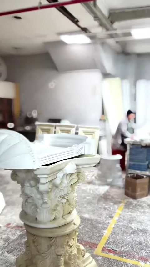 Atölyede sütun başlıkları, yivli gövdeler ve dekoratif parçalar birlikte görülüyor.