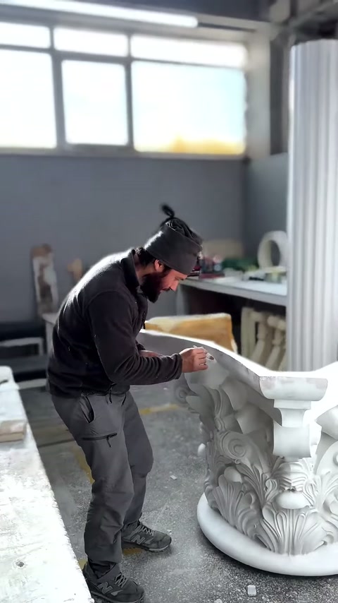 Beyaz Korint başlığı, usta tarafından kenar ayrıntılarından işleniyor.