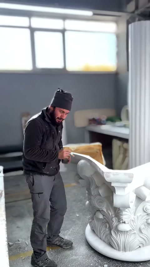 Usta, yoğun akantus bezemeli başlığın yüzeyine elle müdahale ediyor.
