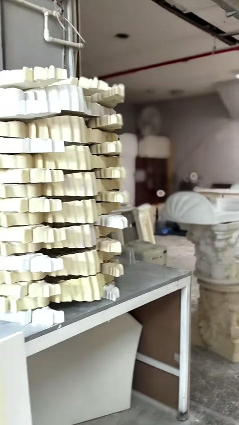 Askıya dizilmiş dekoratif parçalar, kurutma veya bekleme alanında bulunuyor.