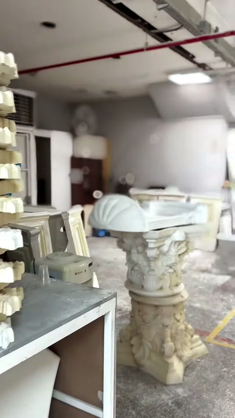 Sıralı küçük parçaların yanında süslemeli sütun örneği ayakta duruyor.