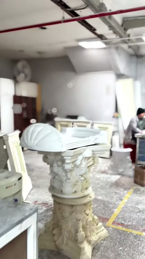 İşlemeli sütun başlığı, çevredeki kalıp ve parçalar arasında sergileniyor.