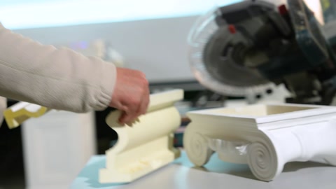 Makine başlığı, açılı kesim için söve üzerine indiriliyor