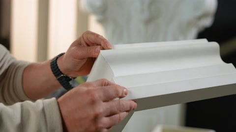 İki profil parçası, köşe birleşimini denemek için yaklaştırılıyor