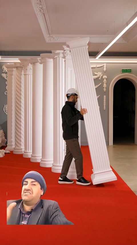 Yivli kare pilaster, sergi alanında gövdesinden kavranarak tanıtılıyor.