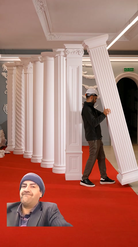 Kare tabanlı yivli pilaster öne yatırılarak tam boy sergileniyor.