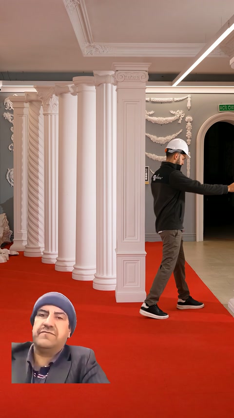 Dik konumdaki pilasterin başlığı ve uzun yivli gövdesi öne çıkıyor.