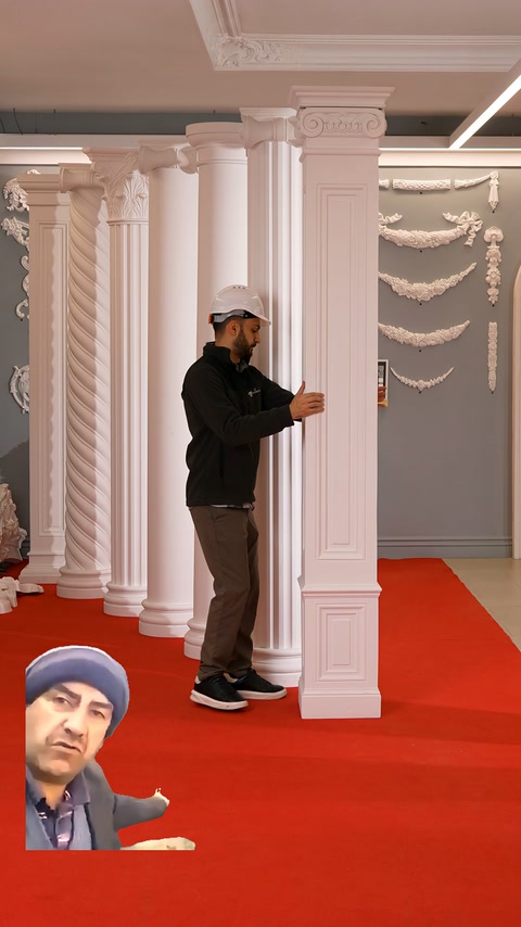 Uzun pilaster modeli, alt kaidesinden başlığına kadar ayakta inceleniyor.
