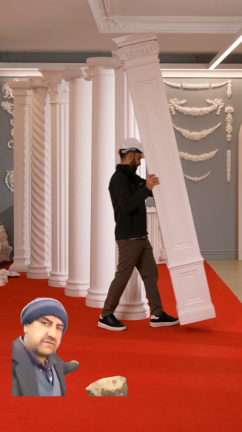 Panel gövdeli pilaster eğilerek kare kaide ayrıntısı görünür kılınıyor.
