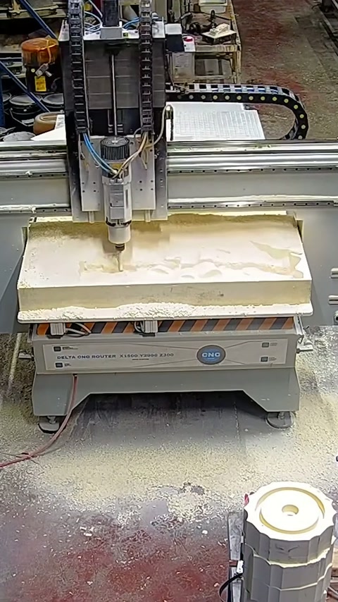 CNC tezgâhı, kalın köpük blok üzerinde rölyef formunu işlemeye başlıyor.