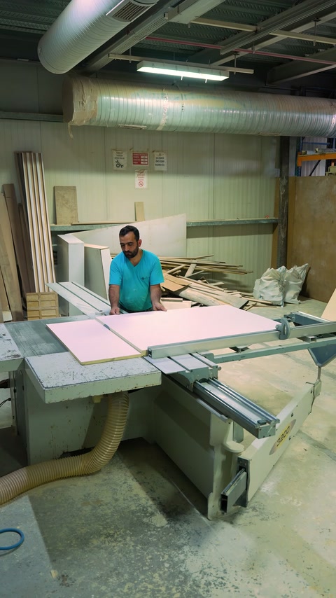 Usta, pembe levhayı atölyedeki kesim tezgâhından geçiriyor.