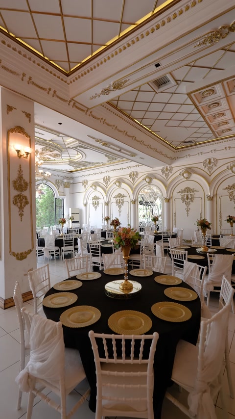 Kemerli duvar panelleriyle düzenlenmiş yemek masası bölümü