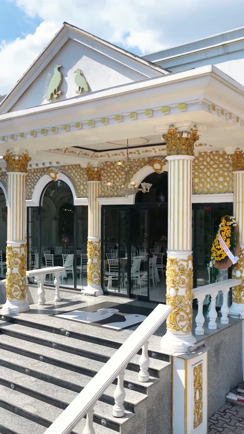 Altın işlemeli sütunlarla çerçevelenen kemerli salon girişleri