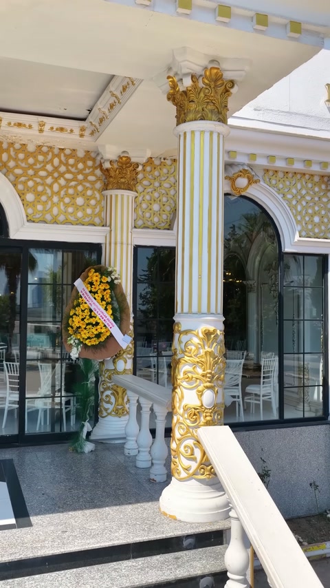 Kemerli cam giriş yanında klasik sütun ve kabartmalı cephe kaplaması