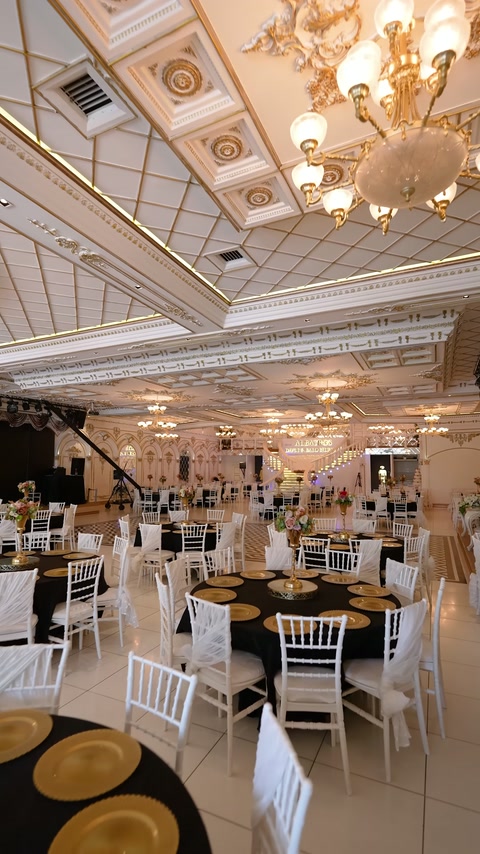 Dekoratif tavan panoları altında hazırlanmış geniş yemek salonu