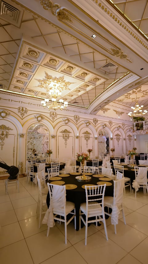 Kasetli tavan ve kemerli duvar dekorlarıyla tamamlanmış salon