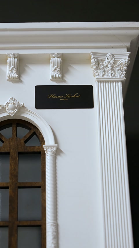 Saçak altı payandalar, yivli pilaster ve kemerli pencere yakından görülüyor