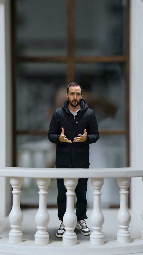 Sunucu, minyatür balkon korkuluğunun arkasında cephe uygulamasını anlatıyor