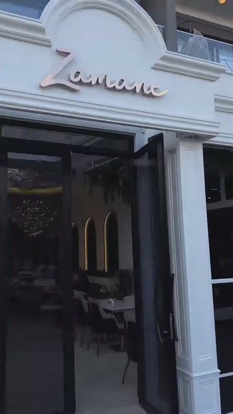 Kavisli alınlık, sütunlar ve kornişler işletme cephesini tamamlıyor.