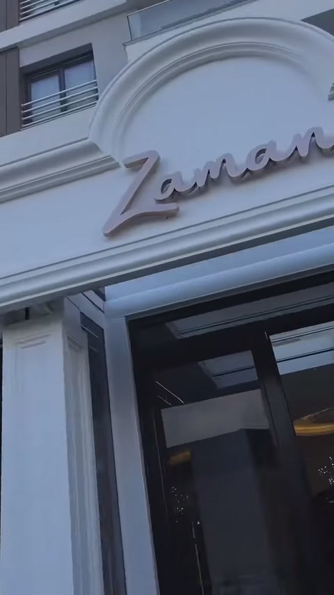 Giriş üzerindeki kavisli alınlık ve yatay silmeler yakından görülüyor.