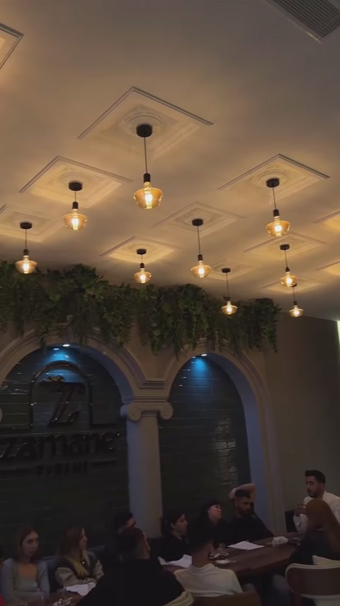 Restoranın tamamlanmış tavan dekorasyonu sarkıt lambalarla birlikte sergileniyor.