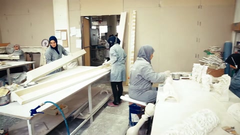 Usta, uzun çıta parçasını yan tezgahta işleme alıyor.