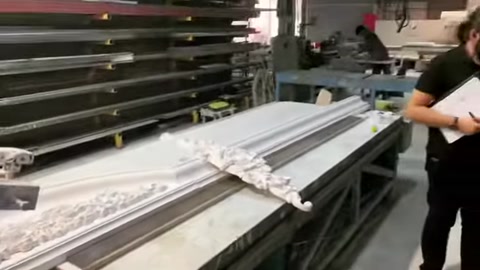 Uzun söve parçaları ve motifler üretim tezgahında düzenleniyor