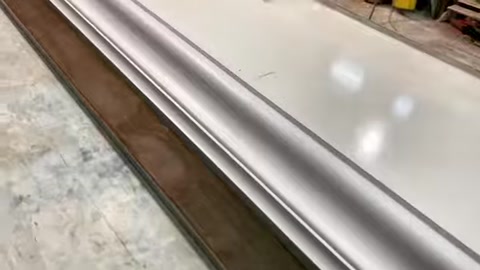 Üretilmiş söve profilinin kademeli hatları yakın planda görülüyor