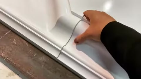 El ile söve profilinin birleşim ve yüzey detayları kontrol ediliyor
