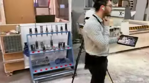 Atölye çalışanı renk kartelası yanında tasarım seçeneklerini inceliyor