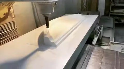 CNC frezesi büyük dekoratif modelin kavisli yüzeyini şekillendiriyor