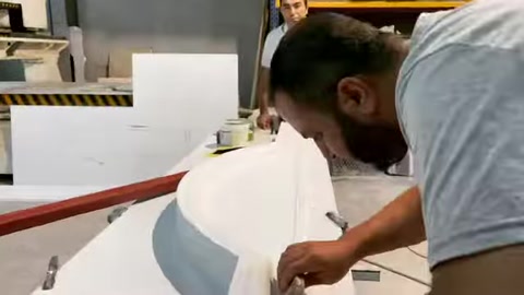 Dekoratif modelin kıvrımlı ucu yakın planda elle işleniyor