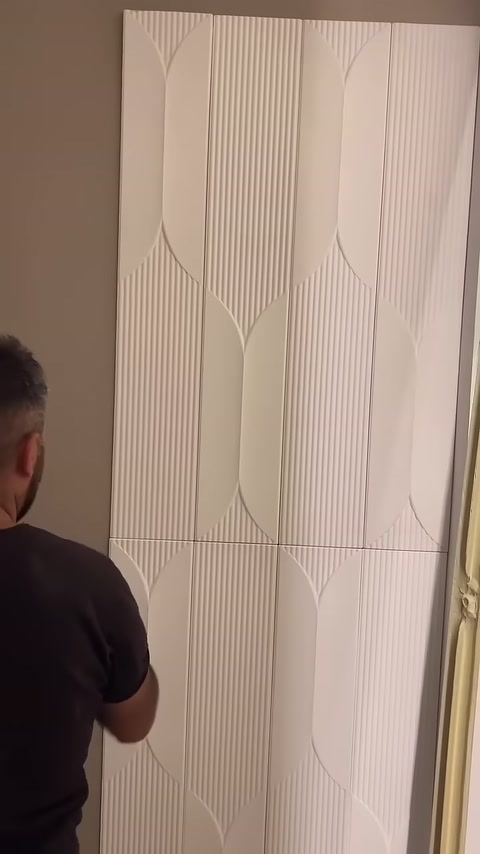 Birleşen paneller duvarda devamlı geometrik ve çizgili desen oluşturuyor.