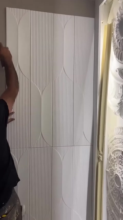 Dikey panel sıraları ve hizalanmış desen bütünlüğü yakından görülüyor.