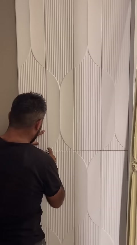 Beyaz 3D panellerin orta ek yerinde sabitleme işlemi yapılıyor.