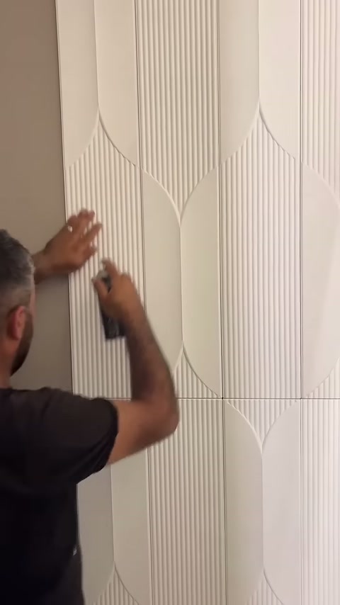 Montajcı çizgili yüzeyi avucuyla bastırıp ek yerini sağlamlaştırıyor.