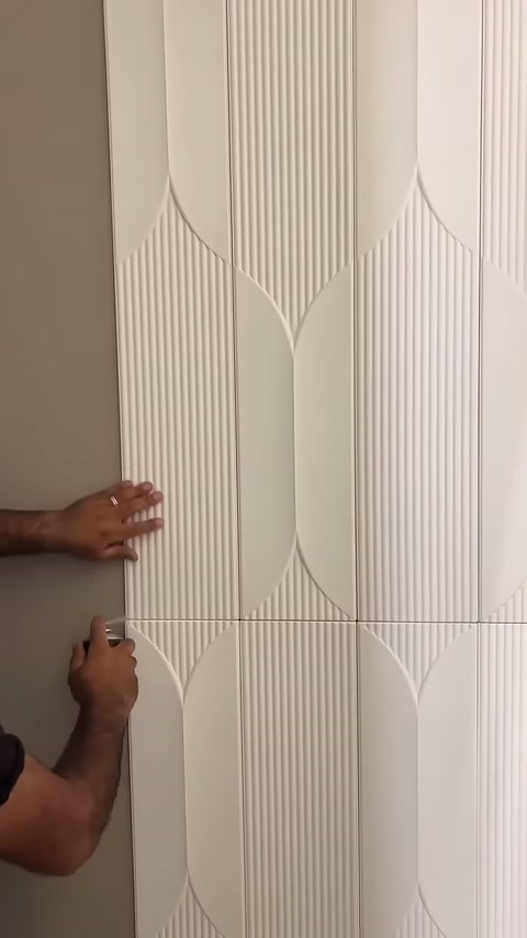 Alt ve üst panellerin birleşimi elle hizalanarak desen tamamlanıyor.