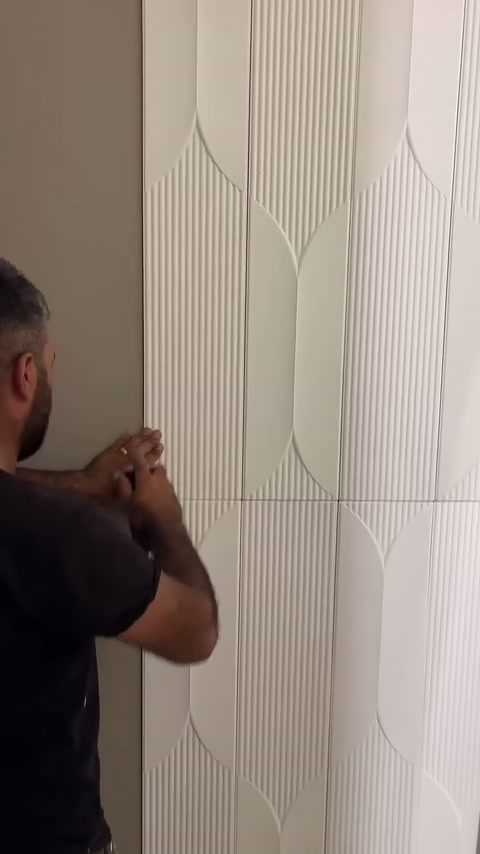 Usta sağ kenardaki dar birleşim hattında sabitleme çalışması yapıyor.
