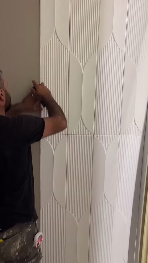 Geometrik motiflerin buluştuğu yatay ek bölgesine sprey tutuluyor.