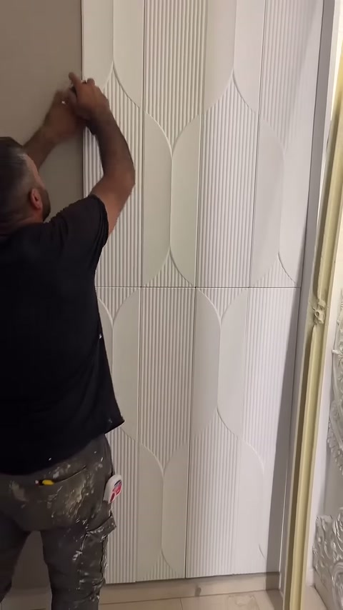 Montajcı panelin üst kenarını bastırırken bağlantı noktasını işliyor.