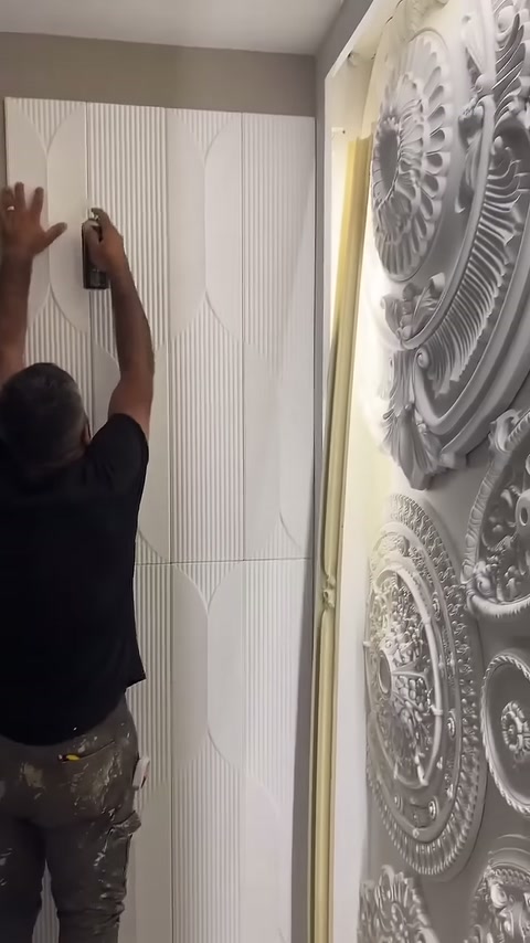 Panelin tavan yakınındaki birleşimine sprey uygulanarak montaj sürdürülüyor.