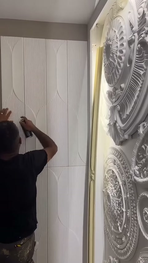 Beyaz kabartmalı panelin yatay birleşim hattında uygulama devam ediyor.