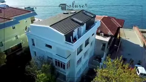 Yenilenen çok katlı yapının çatı seviyesinden çapraz görünümü