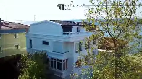 Binanın yan cephesi ve teras korkuluklarının havadan görünümü