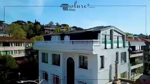 Köşe cephede pencere söveleri ve dikey dekoratif profiller