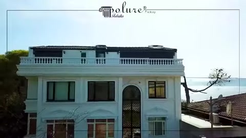 Tamamlanan binanın simetrik dış cephe düzeninin karşıdan görünümü