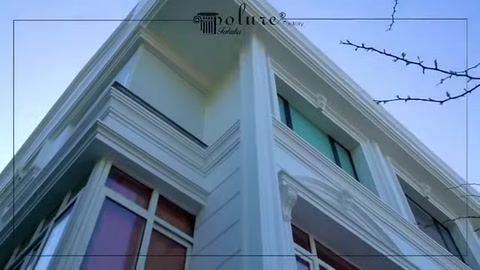 Bina köşesindeki kat silmeleri ve pencere çevresi detayları