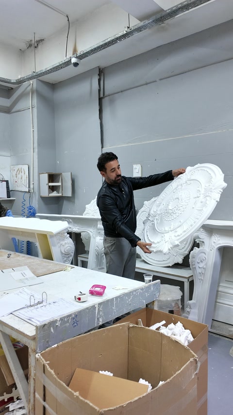 Çiçek motifli yuvarlak tavan rölyefi önden ayrıntılı inceleniyor