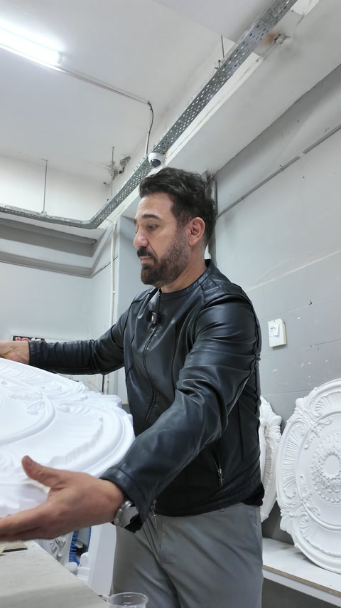 Tavan rölyefindeki dairesel bordürler ve kabartmalı motifler yakından görülüyor