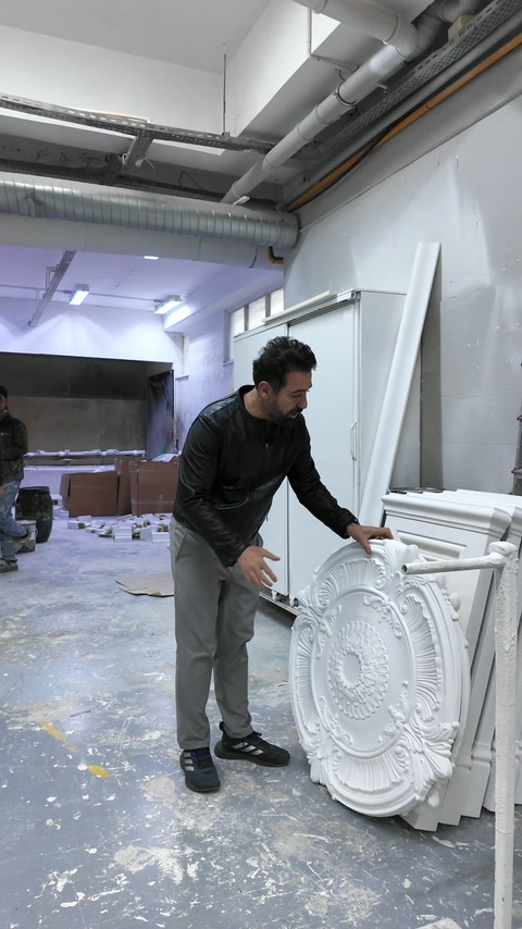 Yuvarlak tavan rölyefi büyük dekoratif panellerin önünde bekliyor